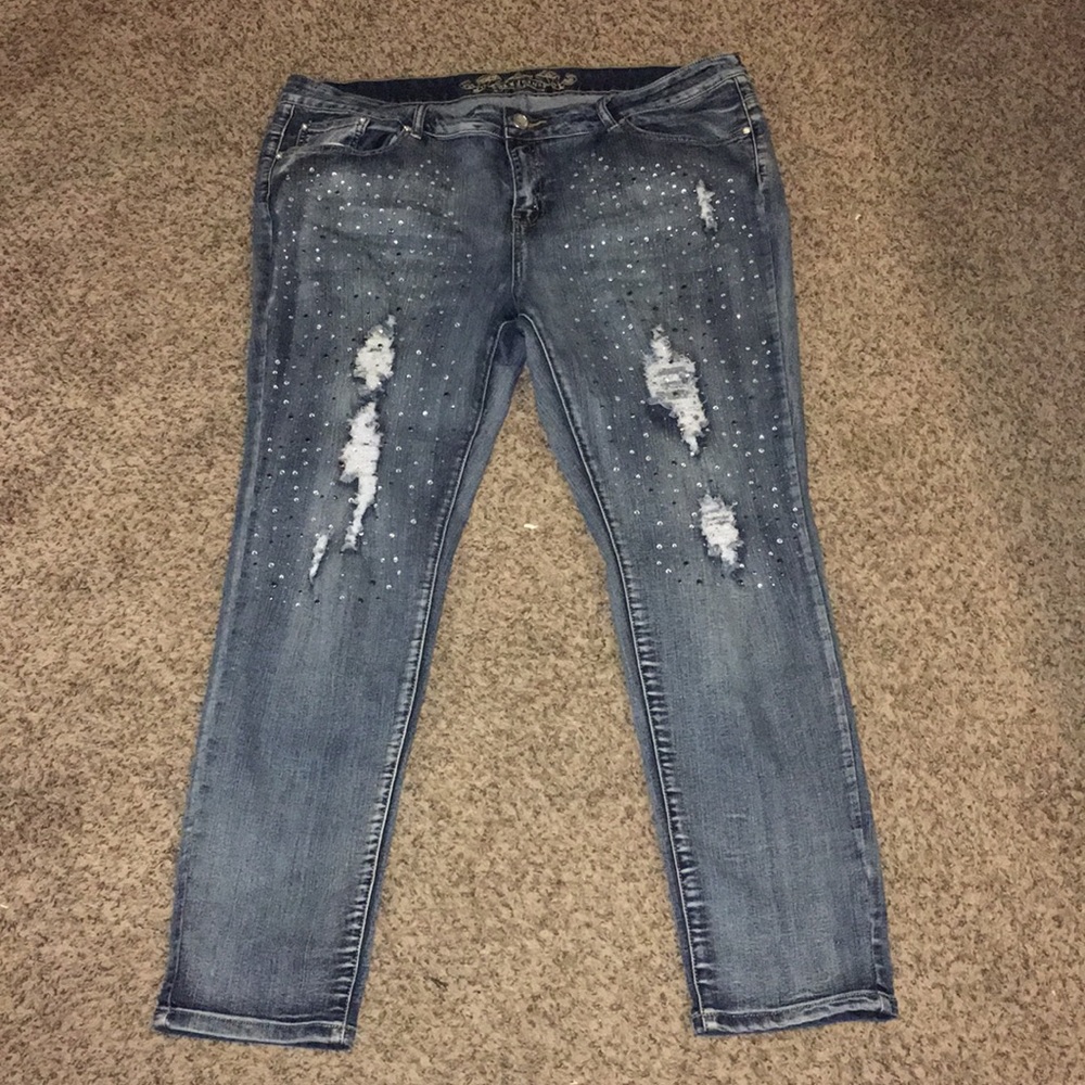 NWOT BEDAZZLED SPARKLE DISTRESSED SKINNY JEANS